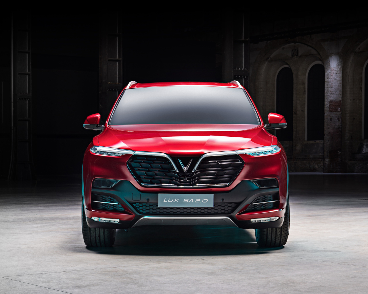 Красный автомобиль LUX SA2  вид спереди