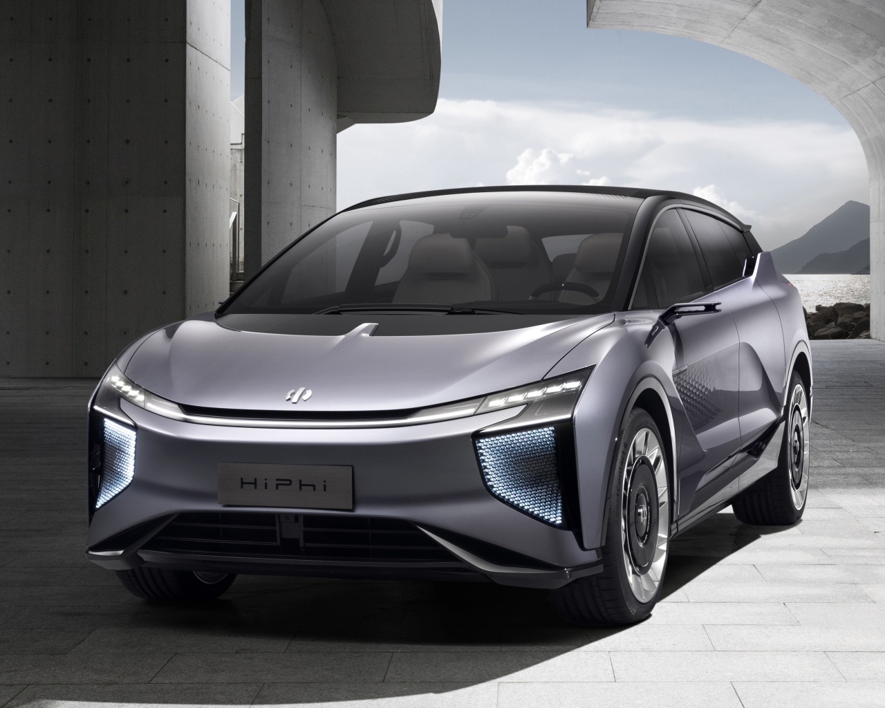 Серебристый автомобиль HiPhi 1 2020 года