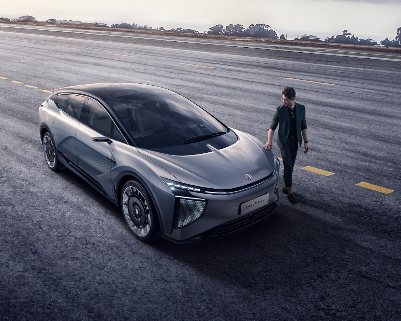 Серебристый автомобиль HiPhi 1 2020 года на дороге