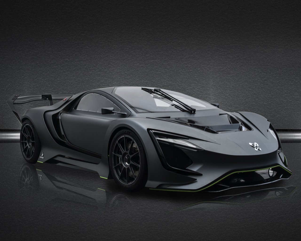 Серебристый быстрый автомобиль Dianche Bertone BSS GT One на сером фоне