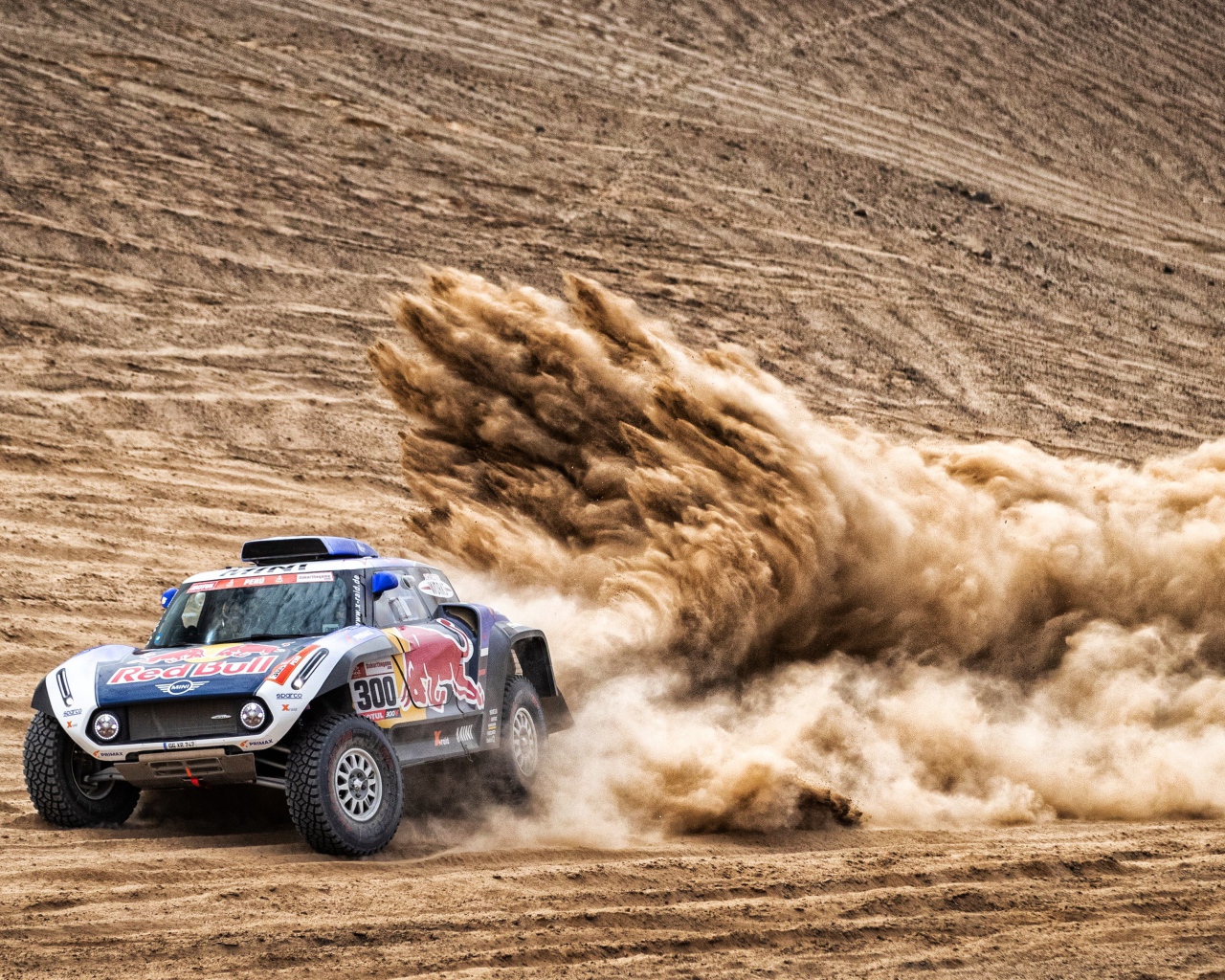 Спортивный автомобиль на песке в пустыне на Ралли