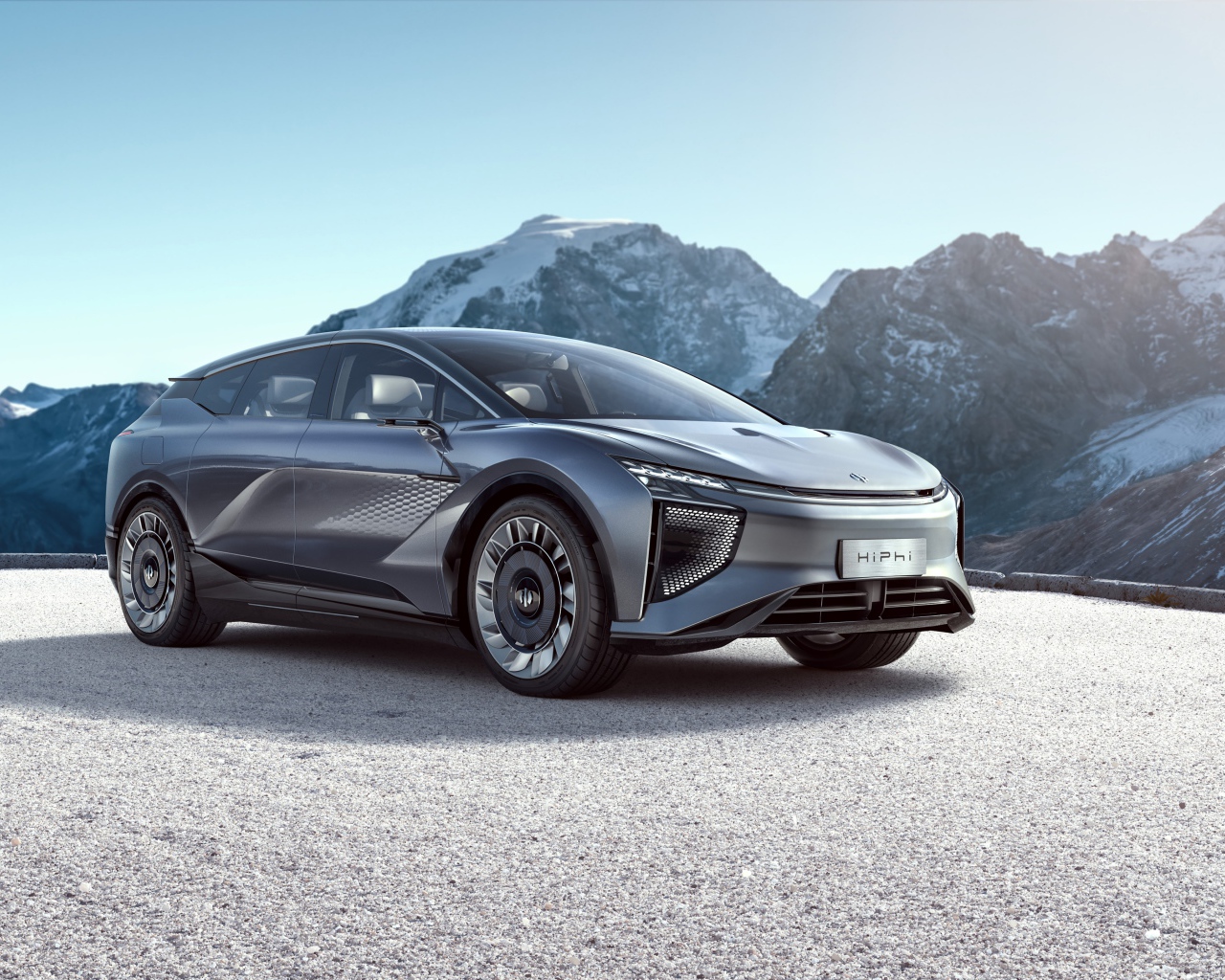 Новый автомобиль HiPhi 1,  2020 года на фоне гор