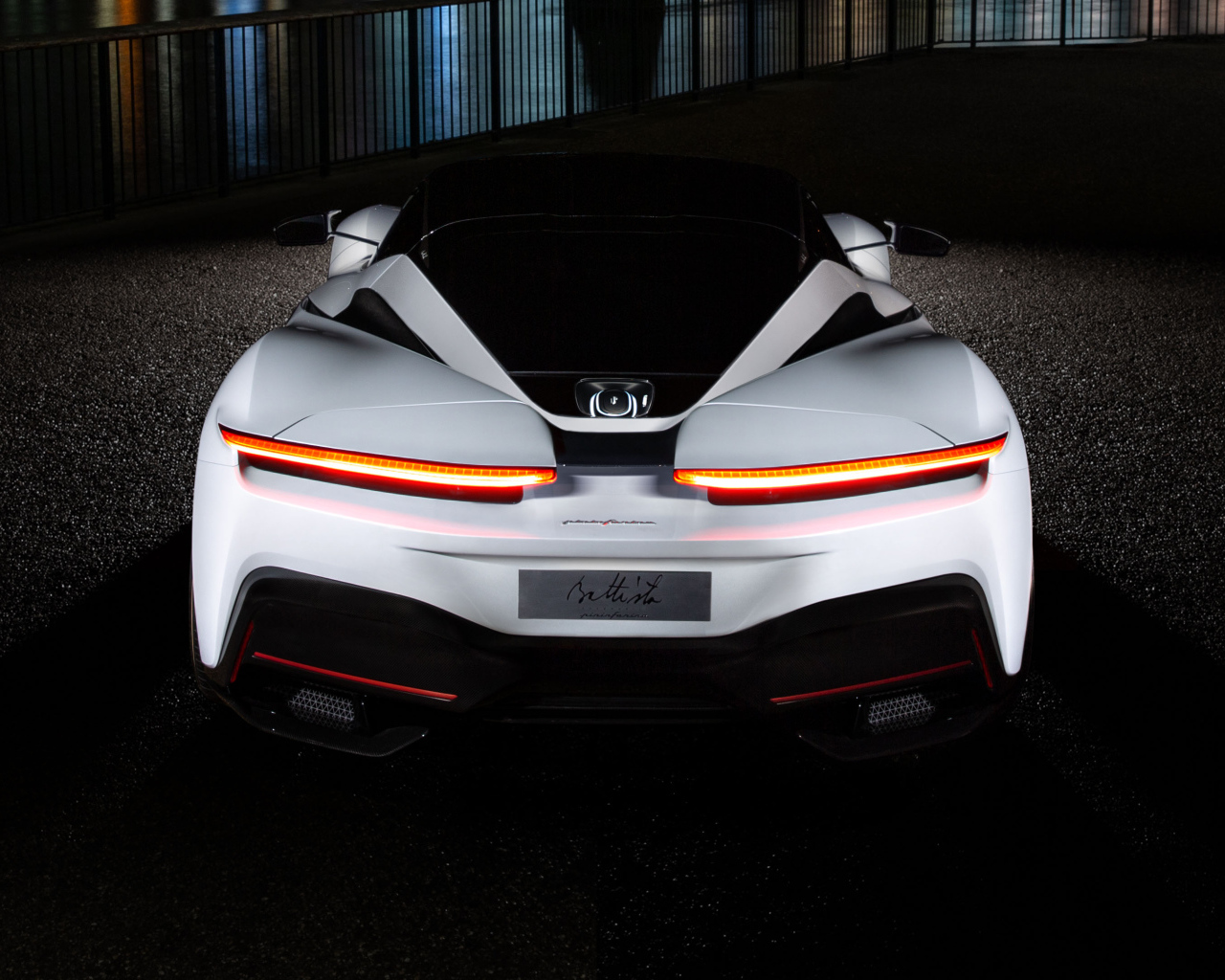 Белый автомобиль Pininfarina Battista 2019 года вид сзади