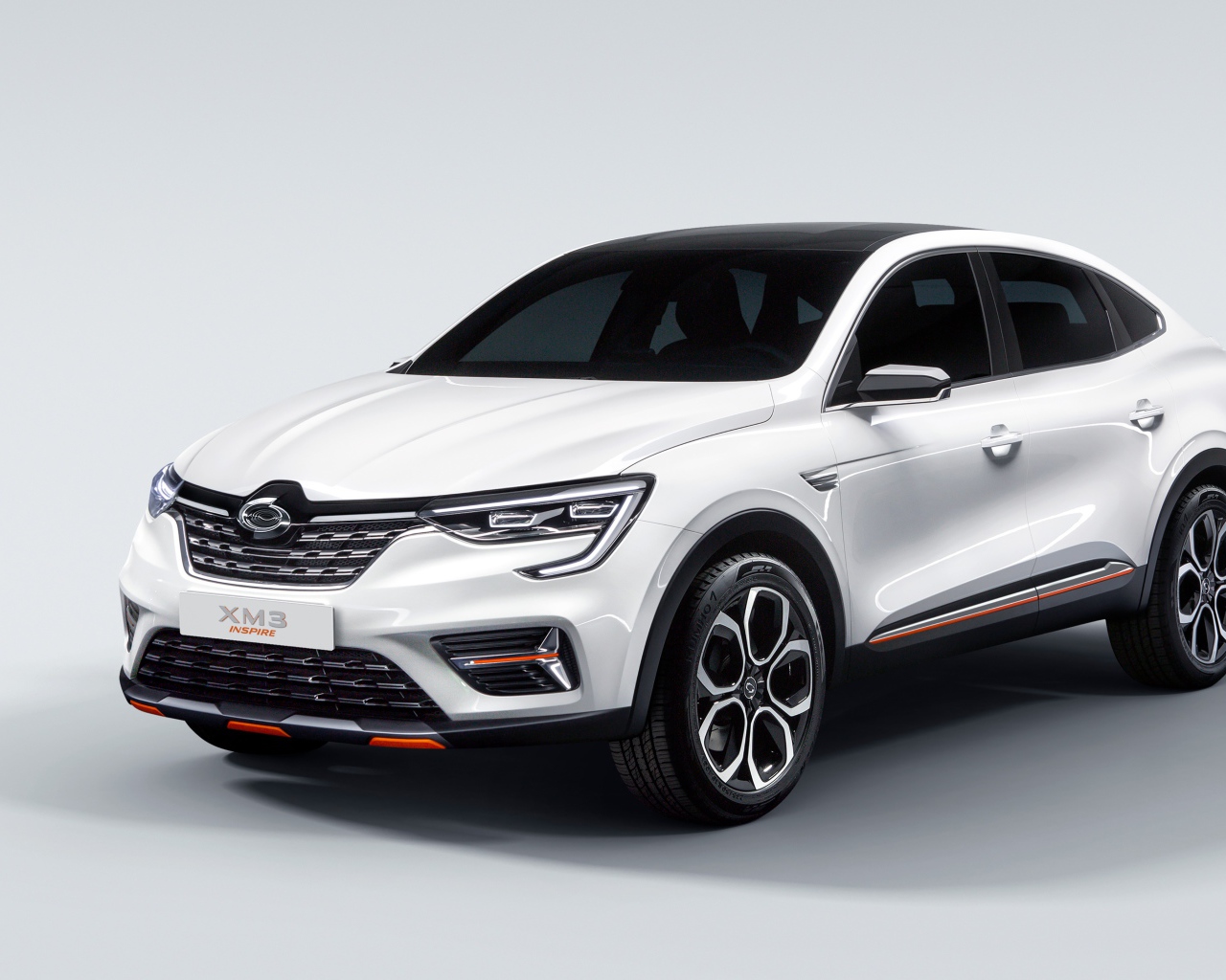 Белый автомобиль Samsung XM3 Inspire 2019 года на сером фоне