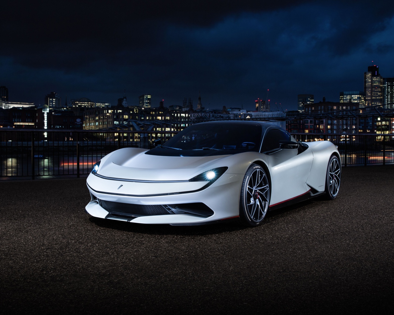 Белый спортивный автомобиль Pininfarina Battista 2019 года