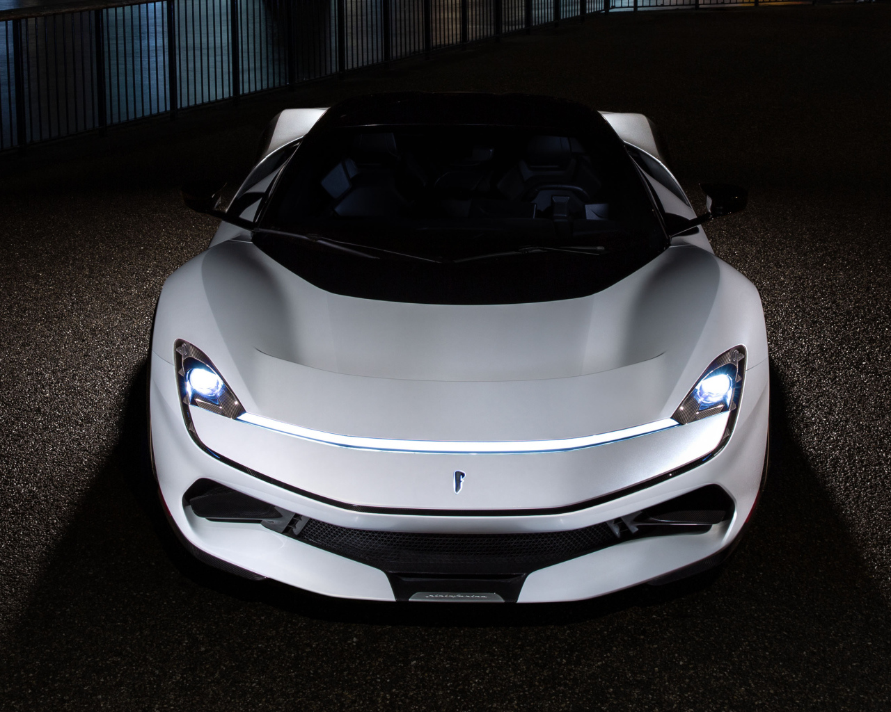 Белый спортивный автомобиль Pininfarina Battista 2019