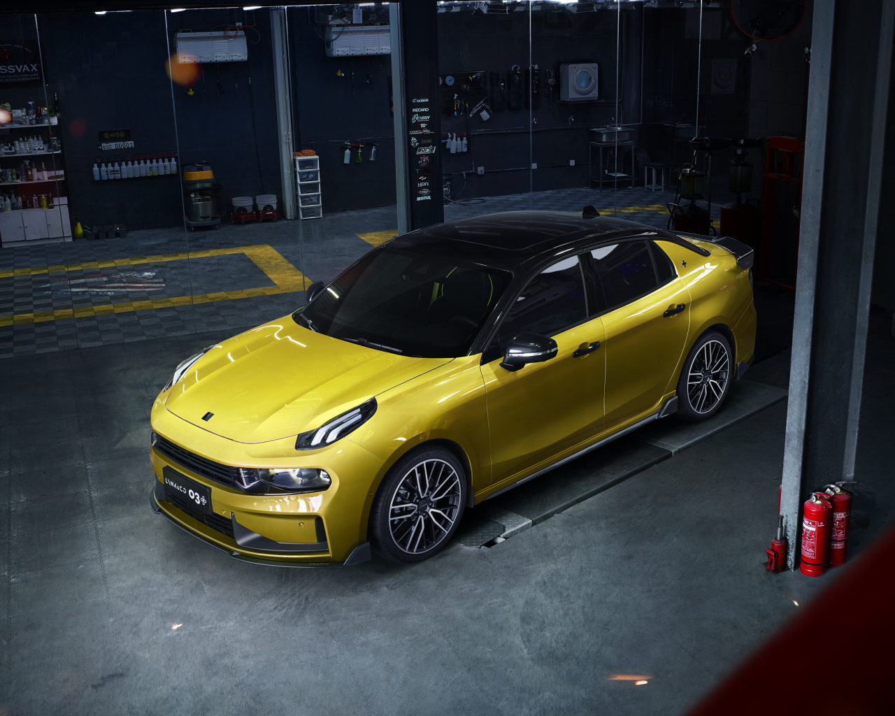 Желтый автомобиль Lynk & Co 03+ 2019 года в гараже