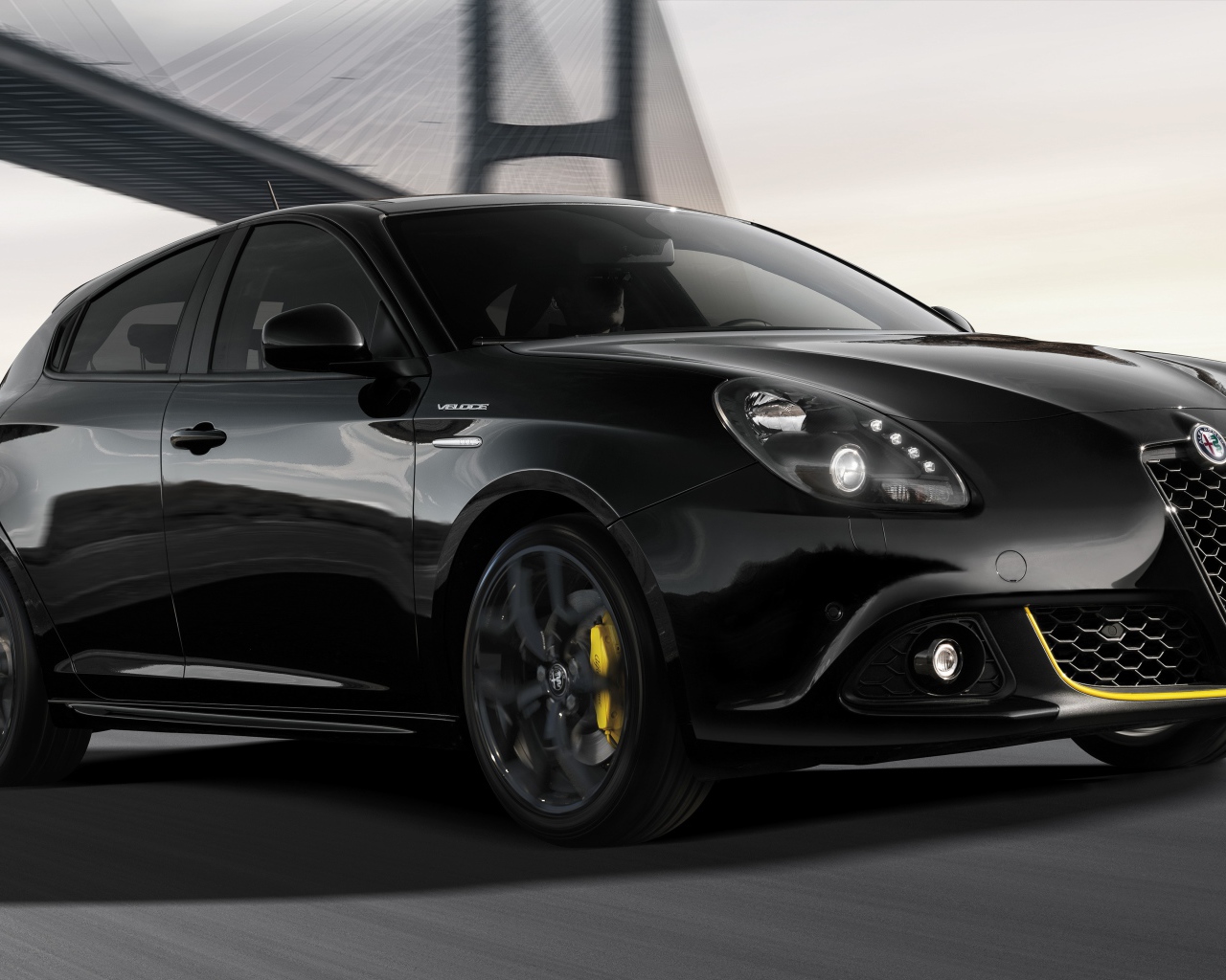 Черный автомобиль Alfa Romeo Giulietta Veloce 2019 года на дороге