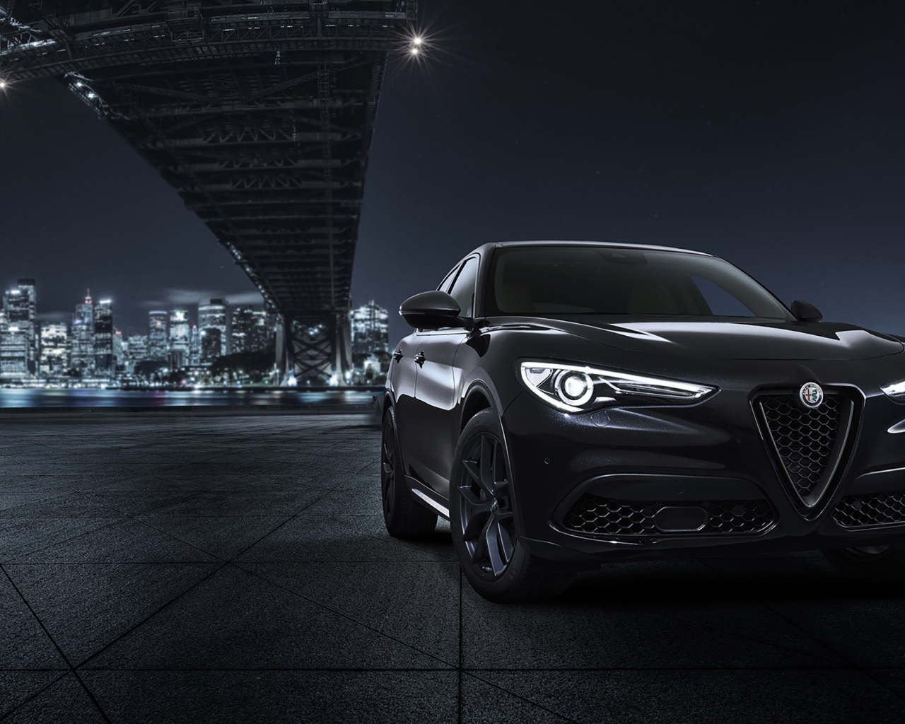 Черный автомобиль Alfa Romeo, 2019 года под мостом 