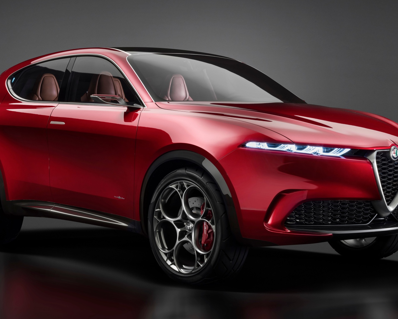 Красный внедорожник Alfa Romeo Tonale Concept, 2019 года на сером фоне