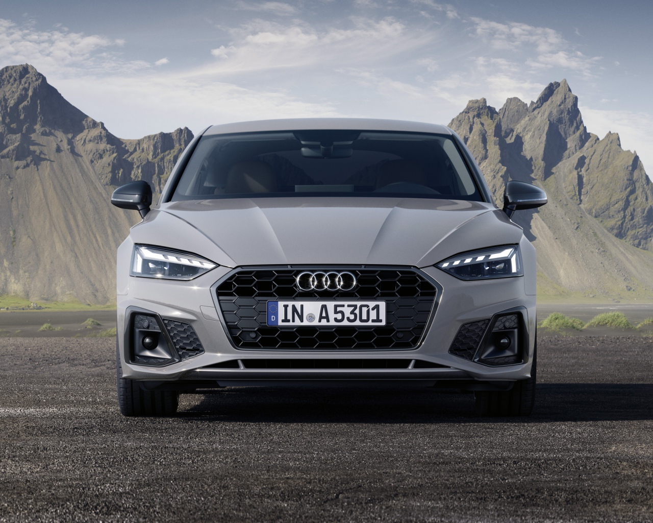 Серебристый Audi A5 Sportback 40 TFSI S Line 2019 года на фоне гор
