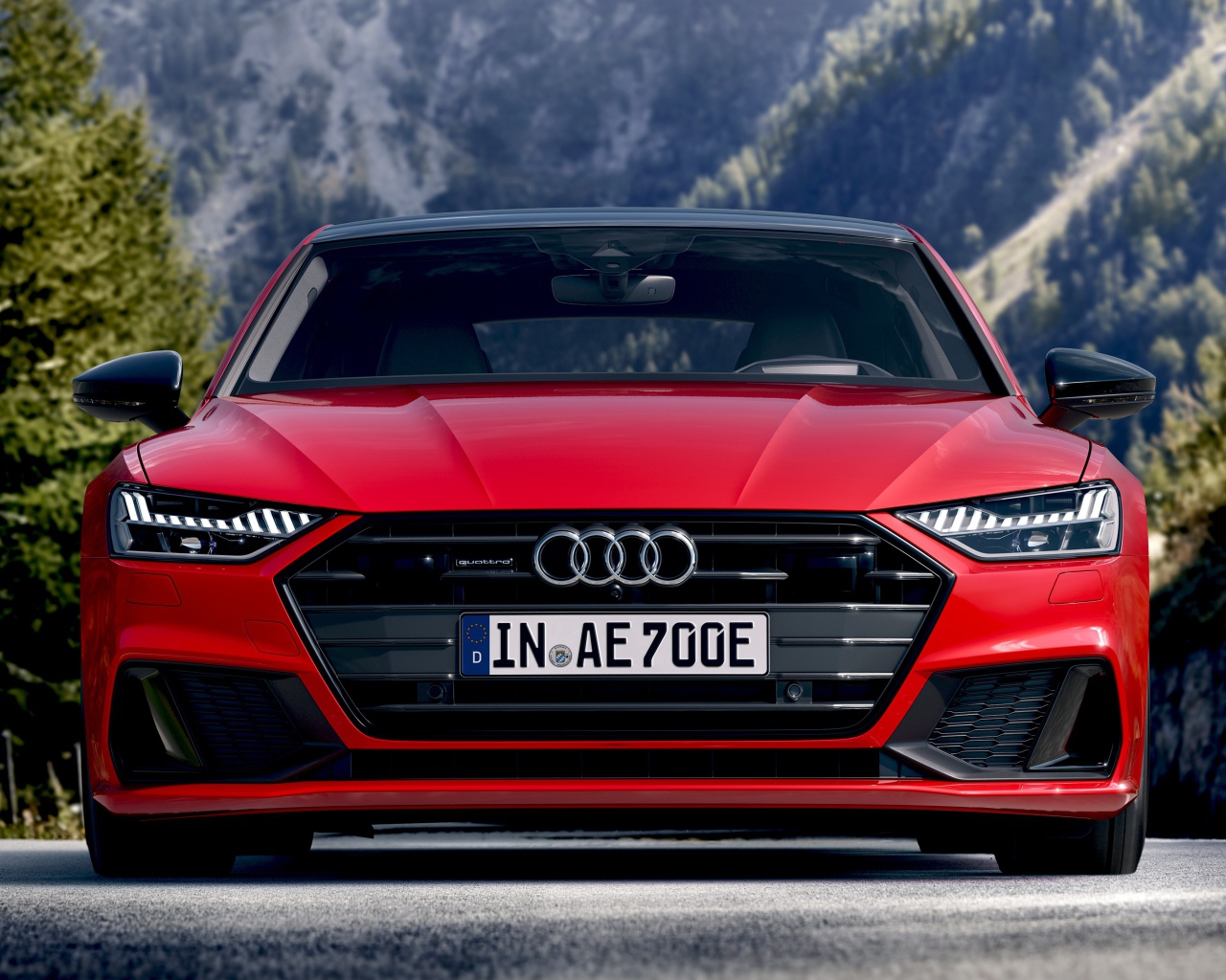 Красный автомобиль Audi A7 Sportback 55 TFSI E Quattro S Line 2019 года на трассе 