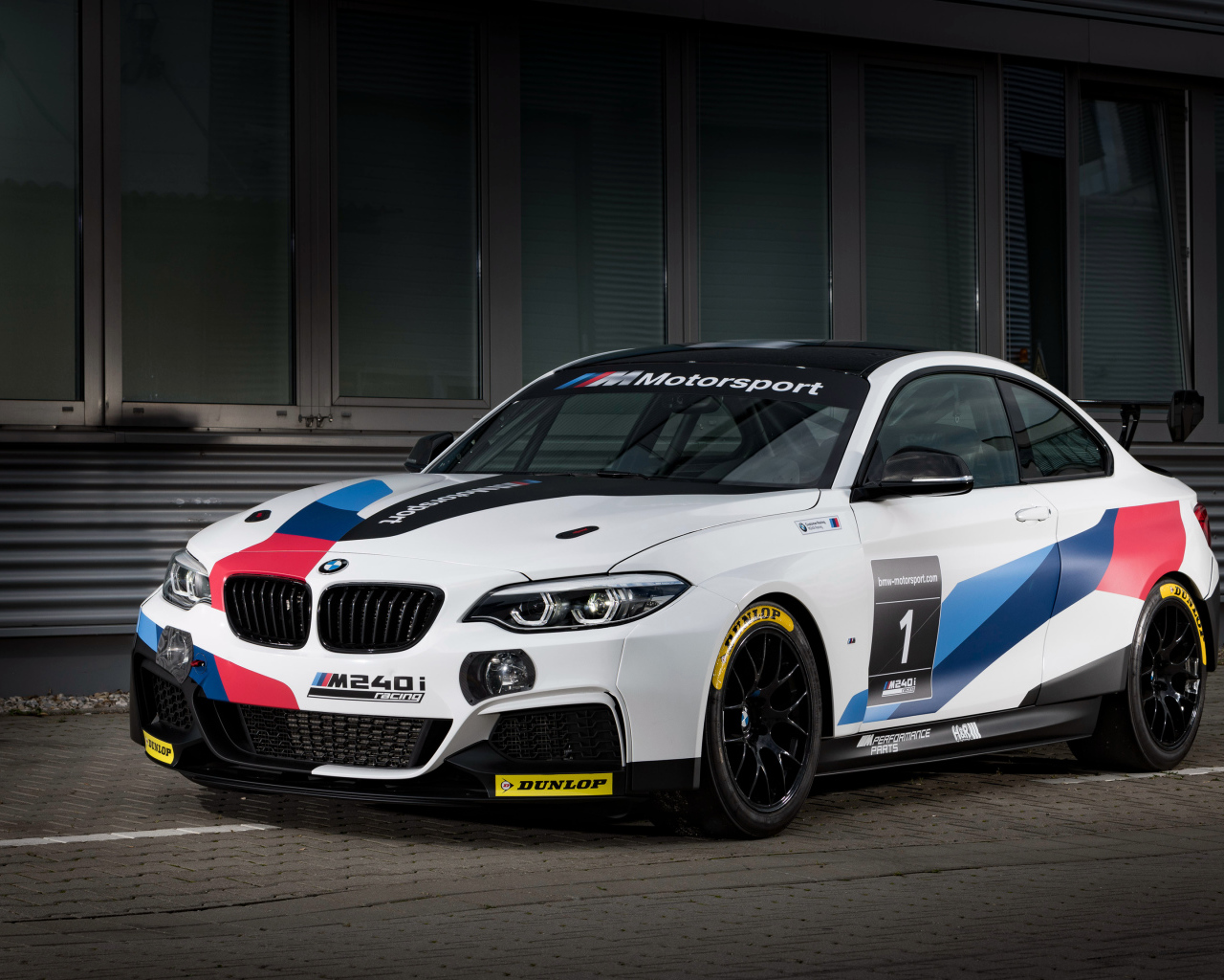 Спортивный автомобиль BMW M240i Racing 2018 года