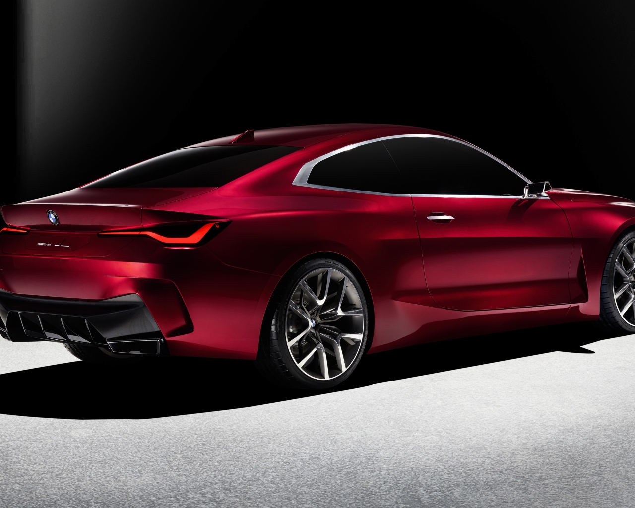 Бордовый автомобиль BMW Concept 4 2019 года вид сзади