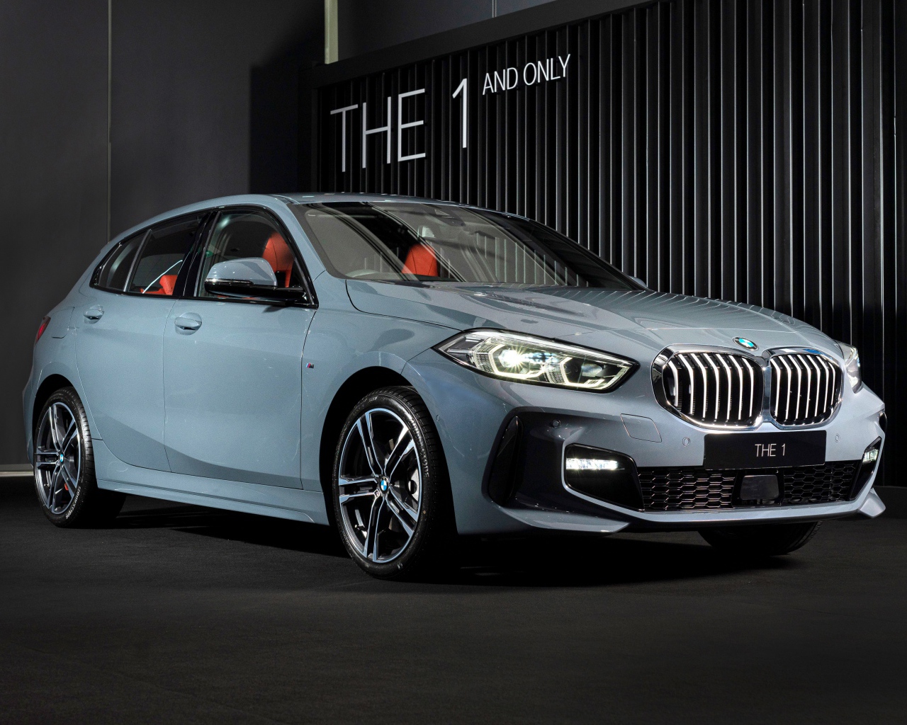 Серебристый автомобиль BMW 118i M Sport 2019 года