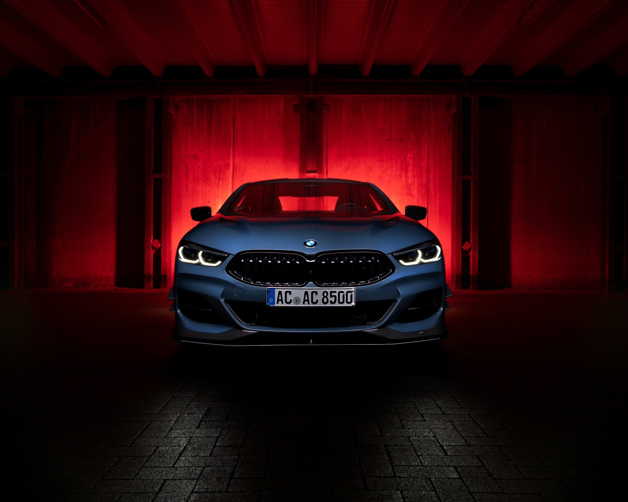 Автомобиль BMW I8  в гараже