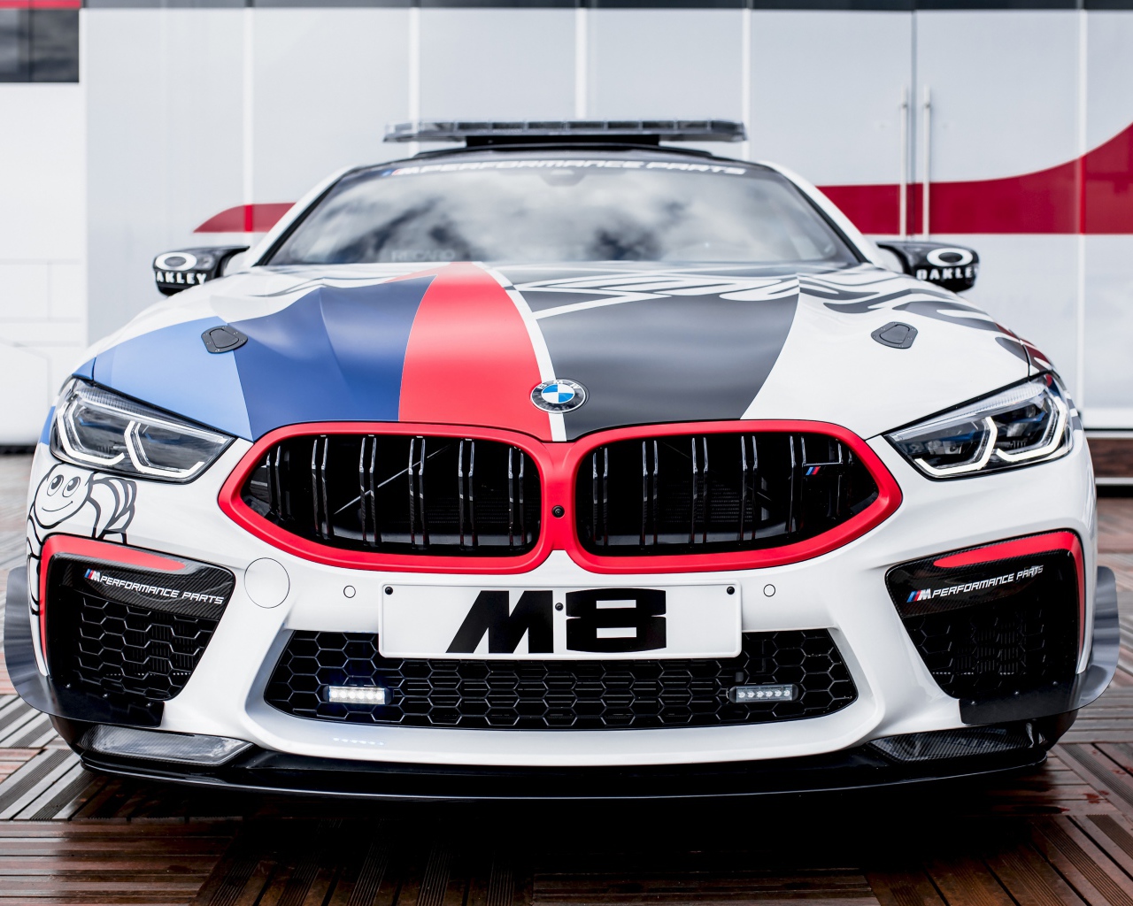 Автомобиль BMW M8, 2019 года вид спереди