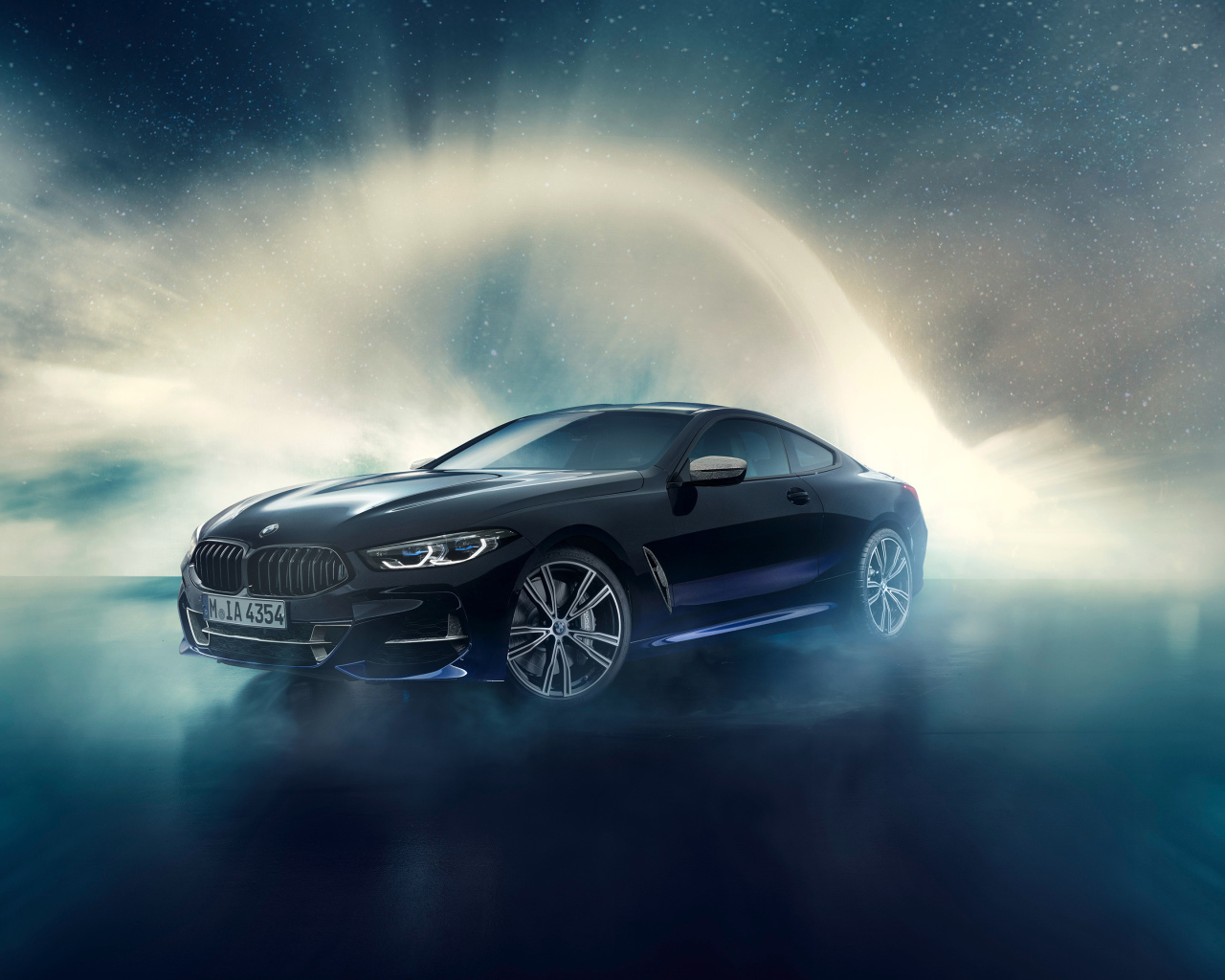 Черный автомобиль BMW M850i, 2019 года на фоне неба