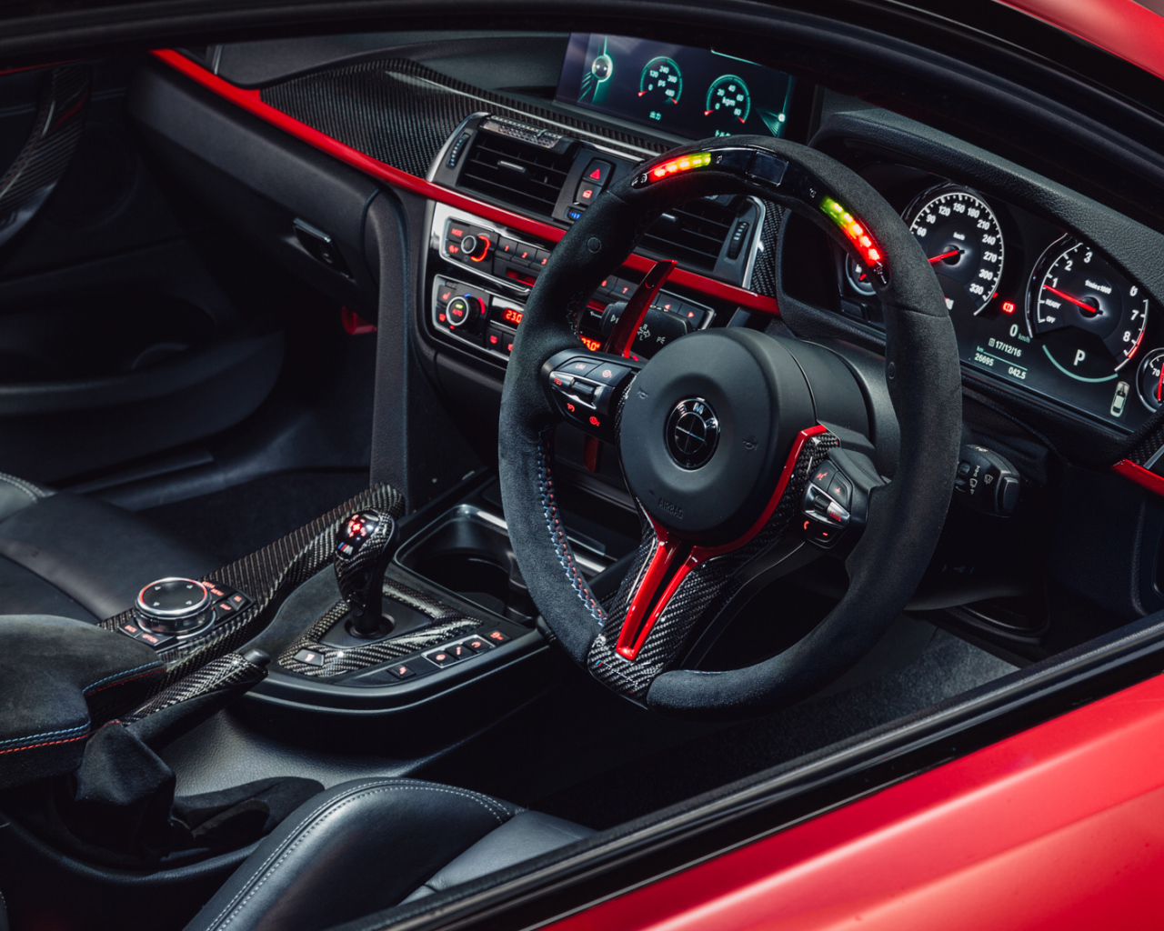 Черный салон красного автомобиля BMW M4 