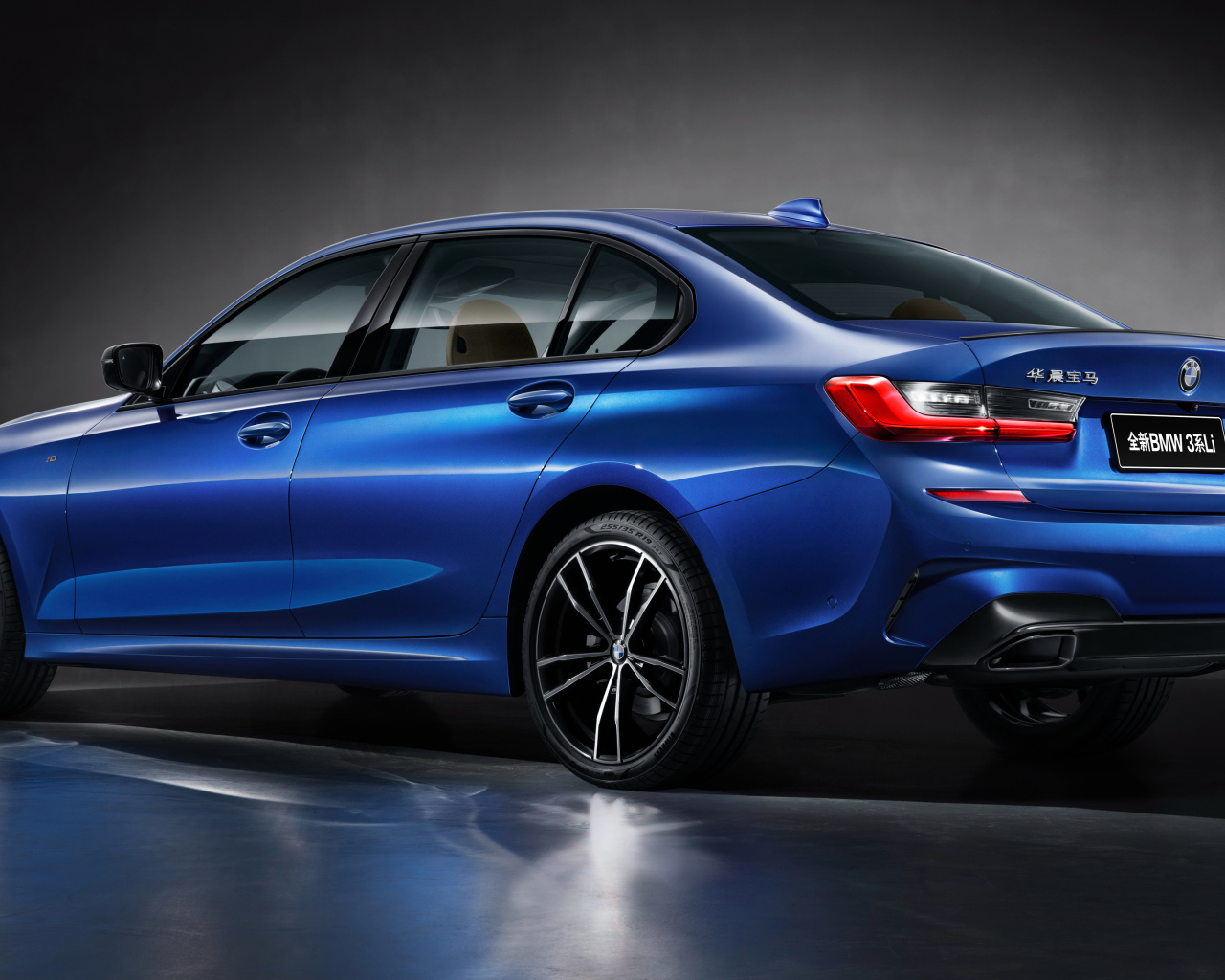 Синий автомобиль BMW 325Li M Sport, вид сзади