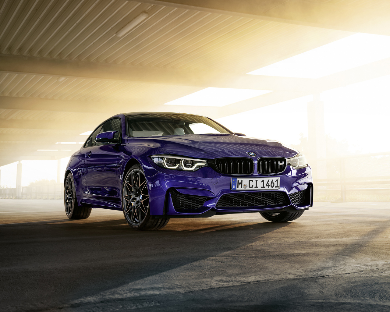 Синий автомобиль BMW M4, 2019 года под мостом