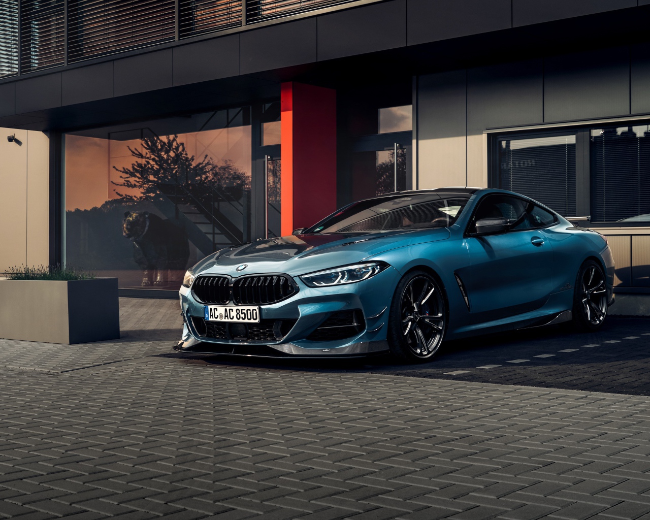 Автомобиль BMW I8 AC Schnitzer ACS8 стоит у дома