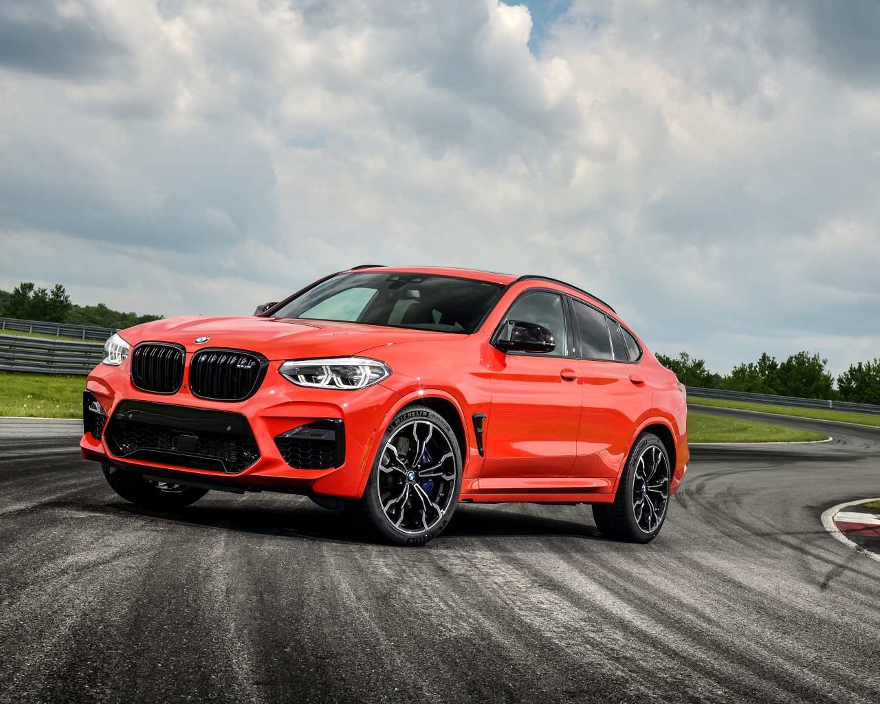 Новый автомобиль BMW X4 M Competition, 2020 года на асфальте
