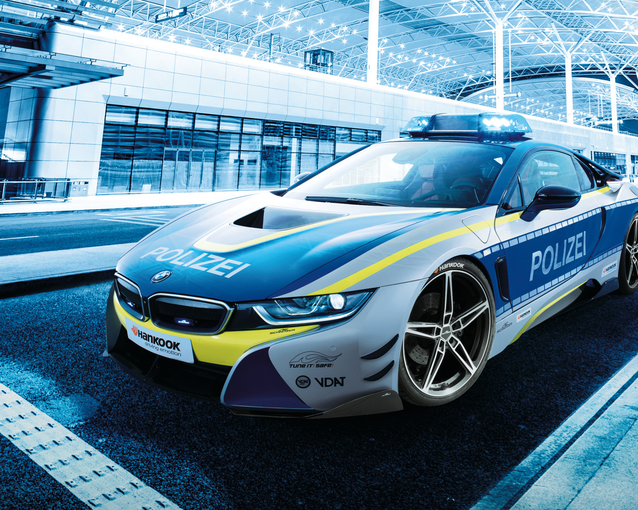 Полицейский автомобиль BMW I8, 2019 на дороге