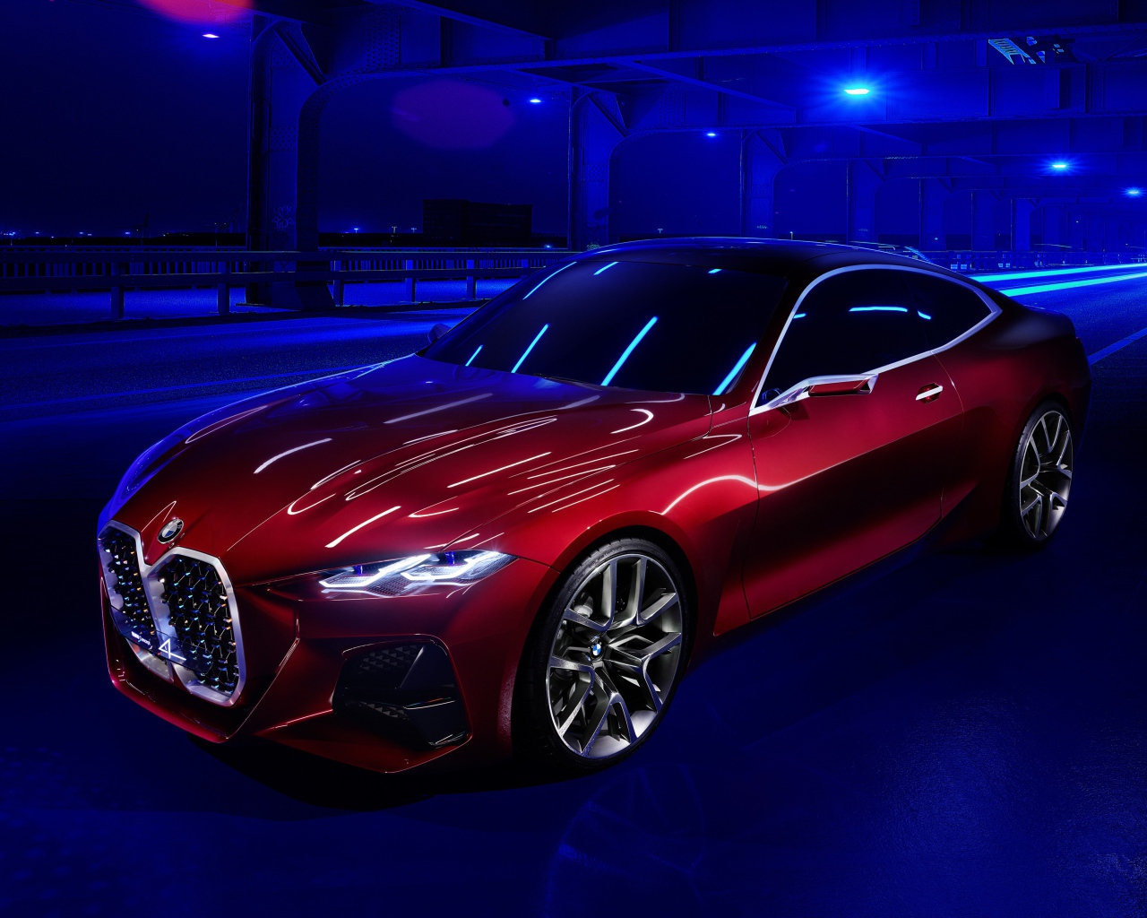 Красный автомобиль BMW Concept 4 2019 года в неоновом свете на мосту