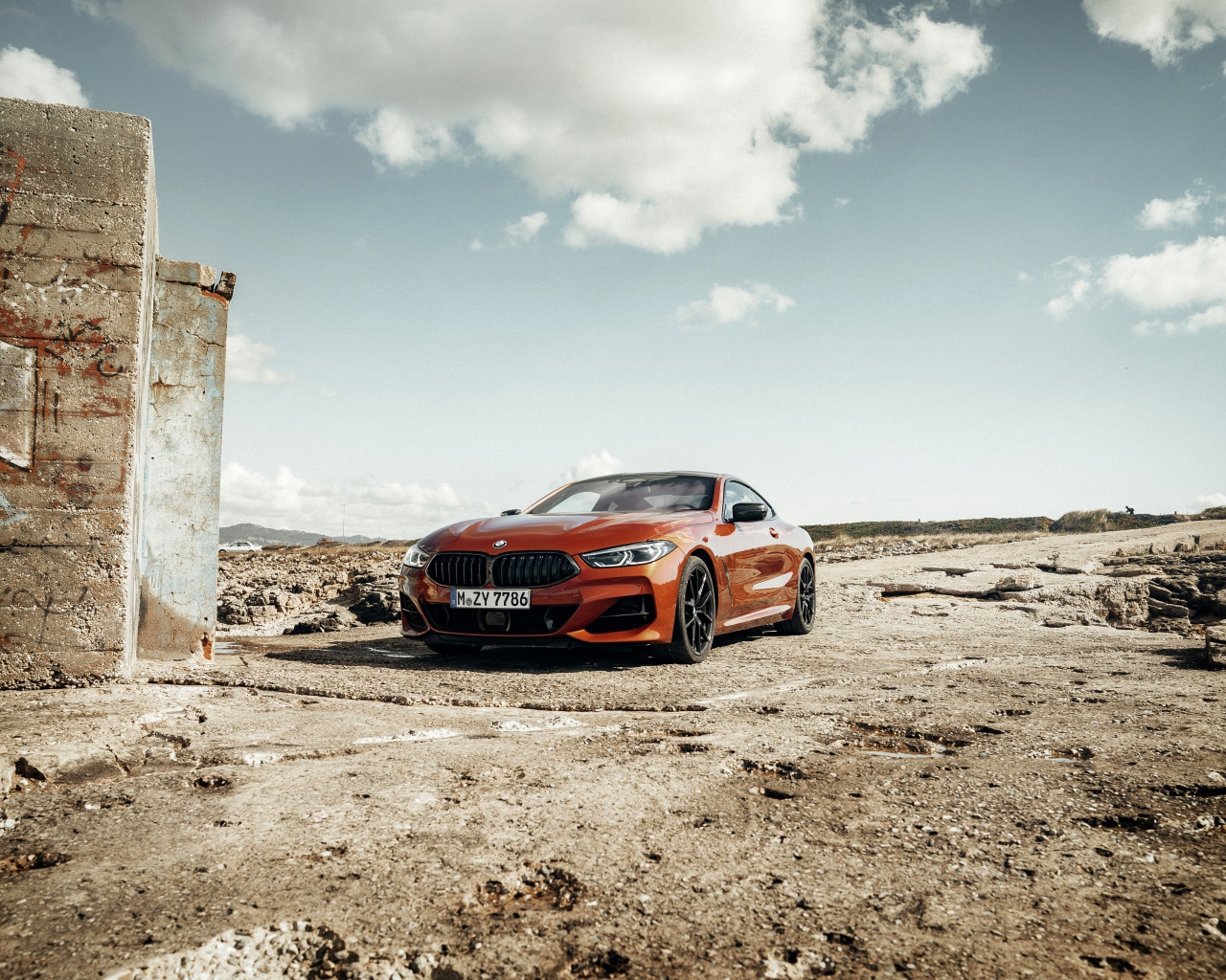 Красный автомобиль BMW 8 под голубым небом