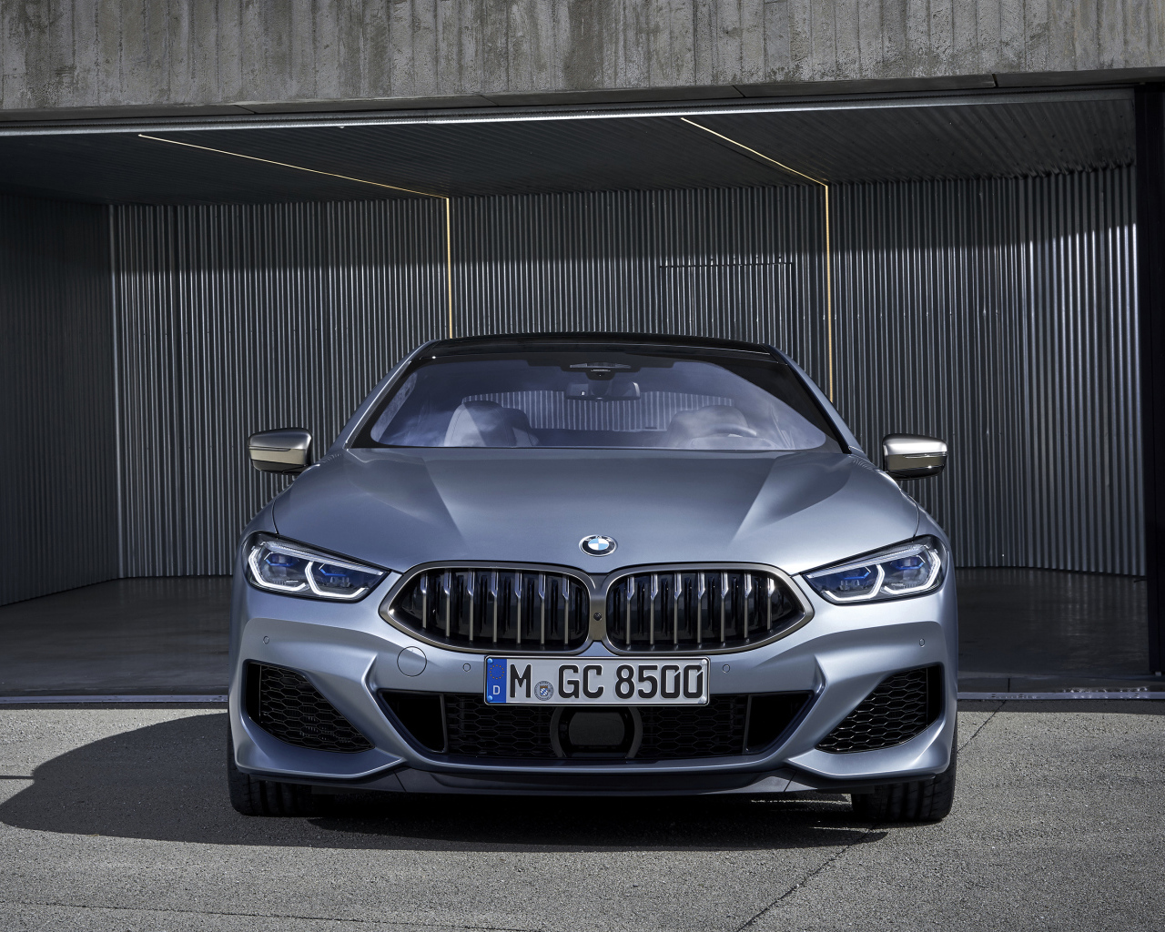 Серебристый автомобиль BMW M850i XDrive, 2019 года в гараже
