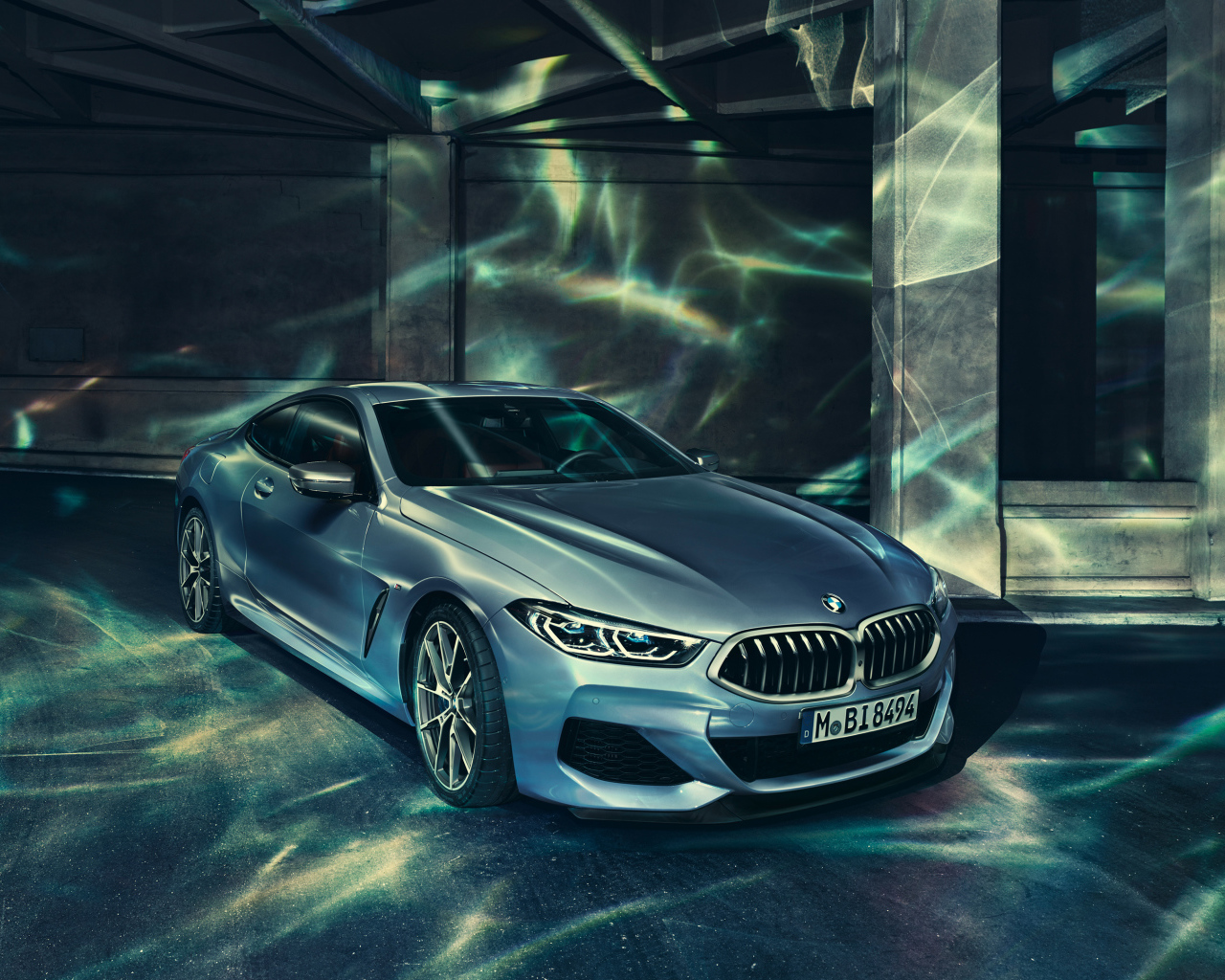 Серебристый автомобиль BMW 8 Series 2019 года 