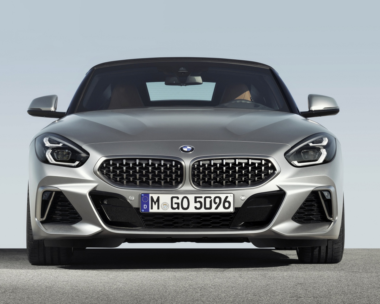 Серебристый автомобиль BMW Z4 вид спереди