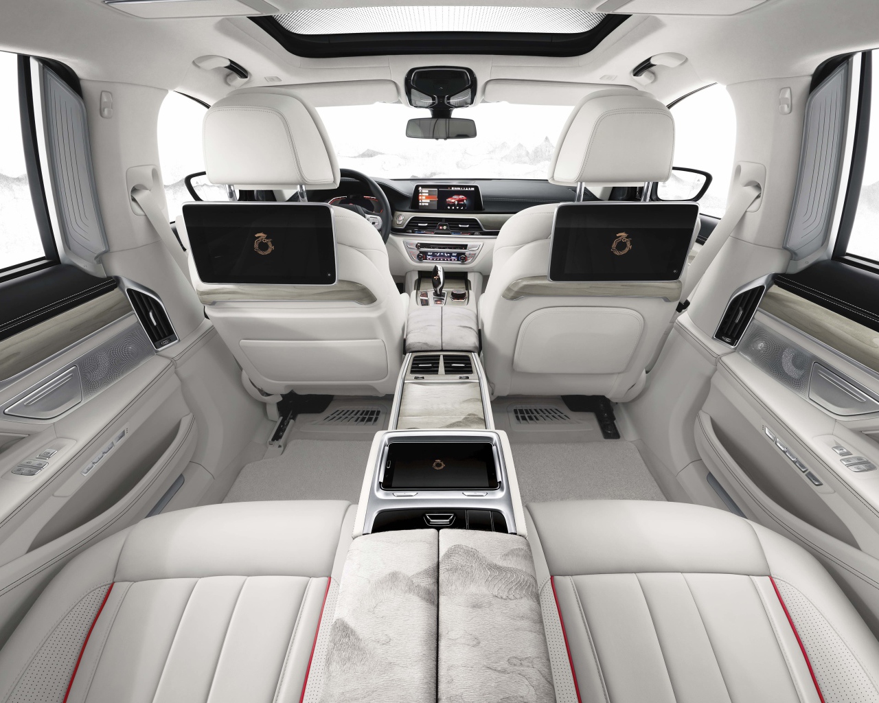 Просторный салон автомобиля BMW 7,  2019 года