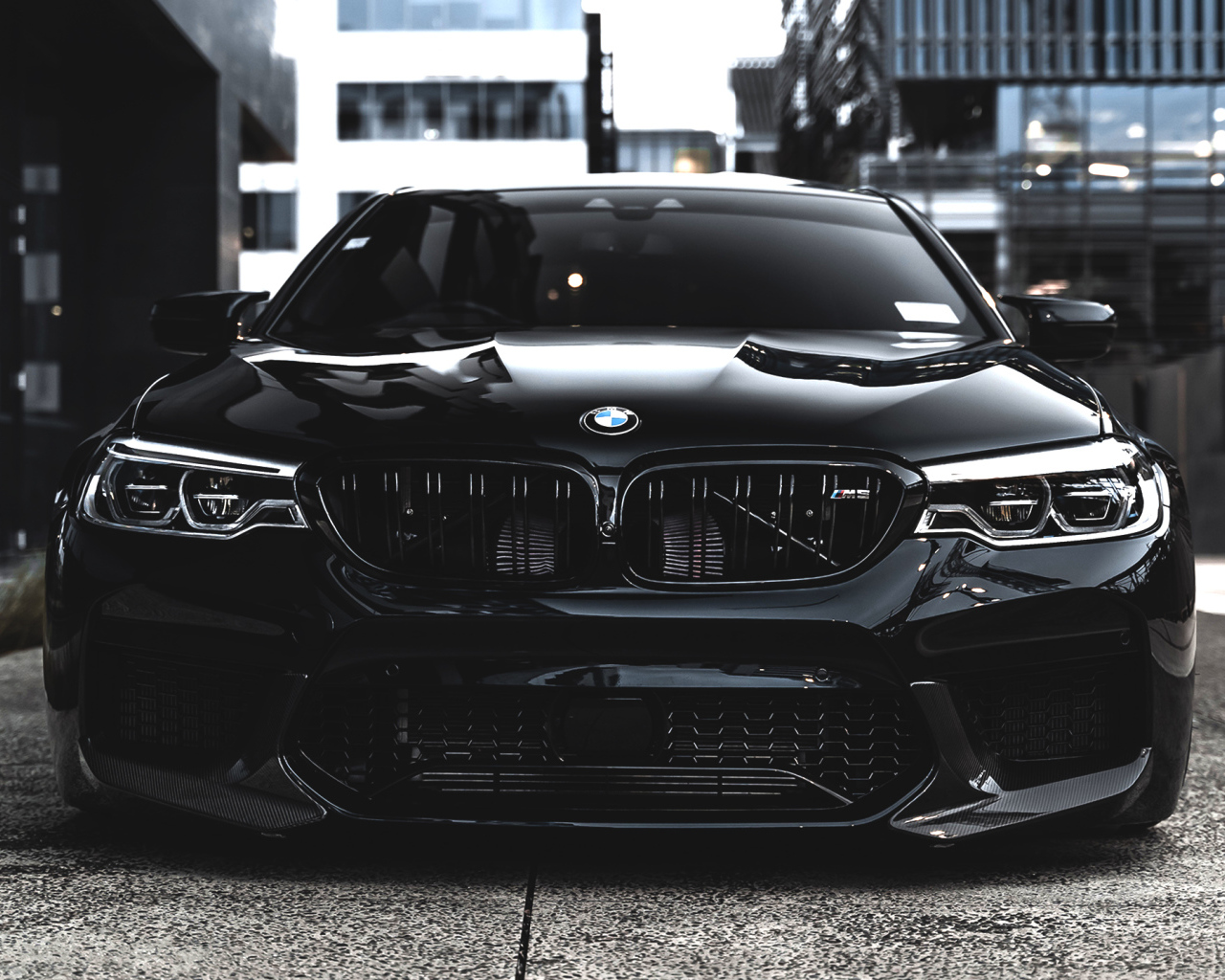 Стильный черный BMW M5 на улице