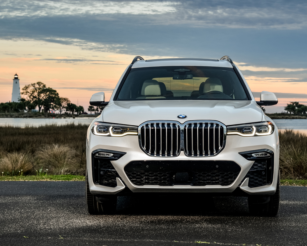 Белый внедорожник BMW X7 XDrive50i M Sport, 2020 года на фоне неба