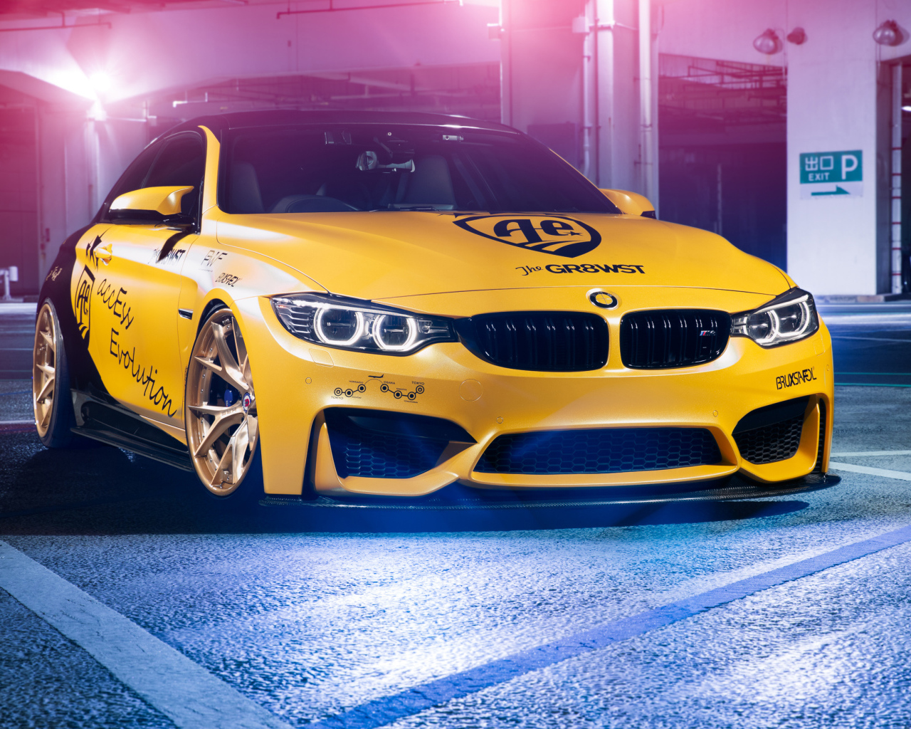 Желтый автомобиль BMW M4 в гараже 