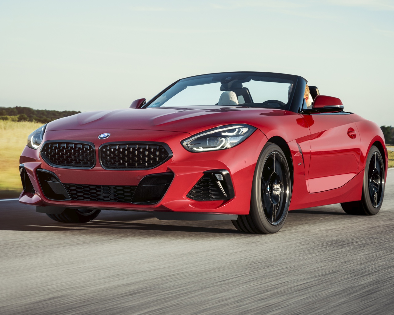 Красный автомобиль кабриолет BMW Z4 на асфальте
