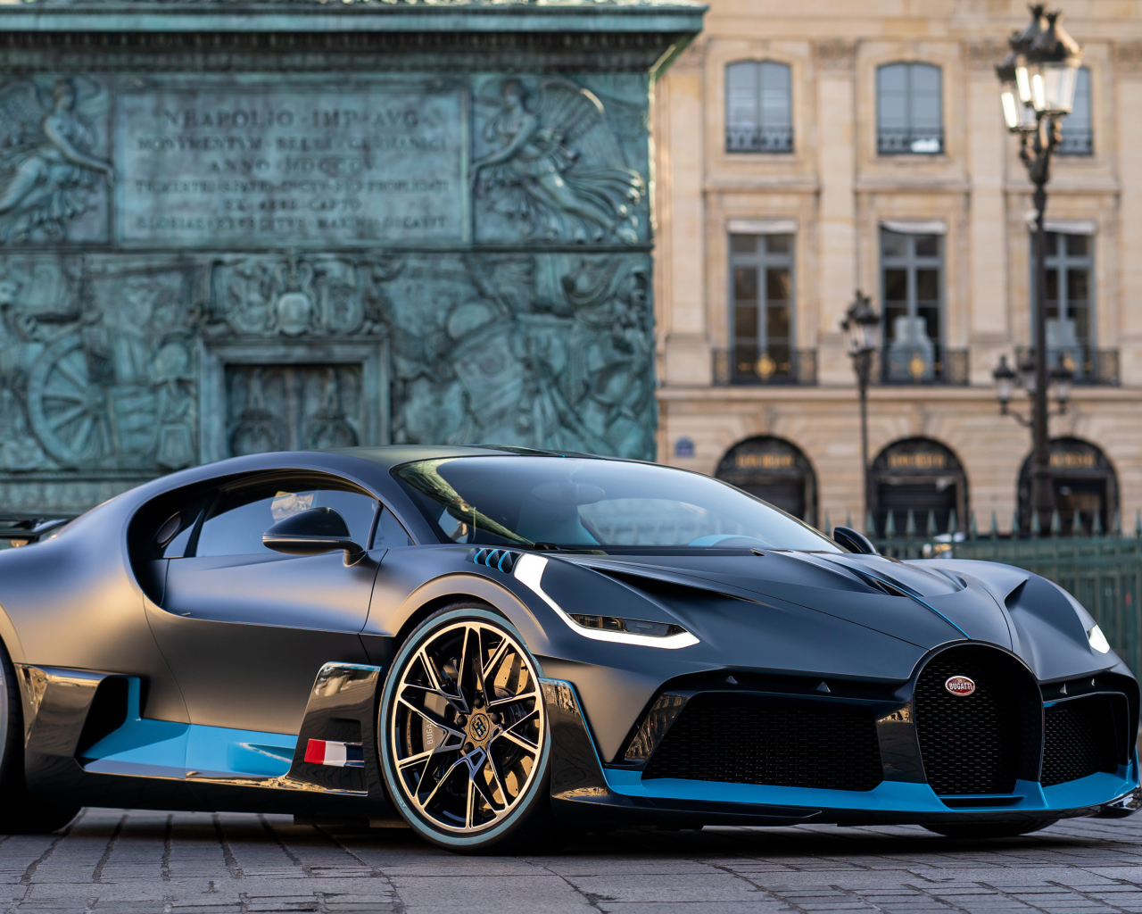 Черный автомобиль Bugatti Divo на улице Парижа