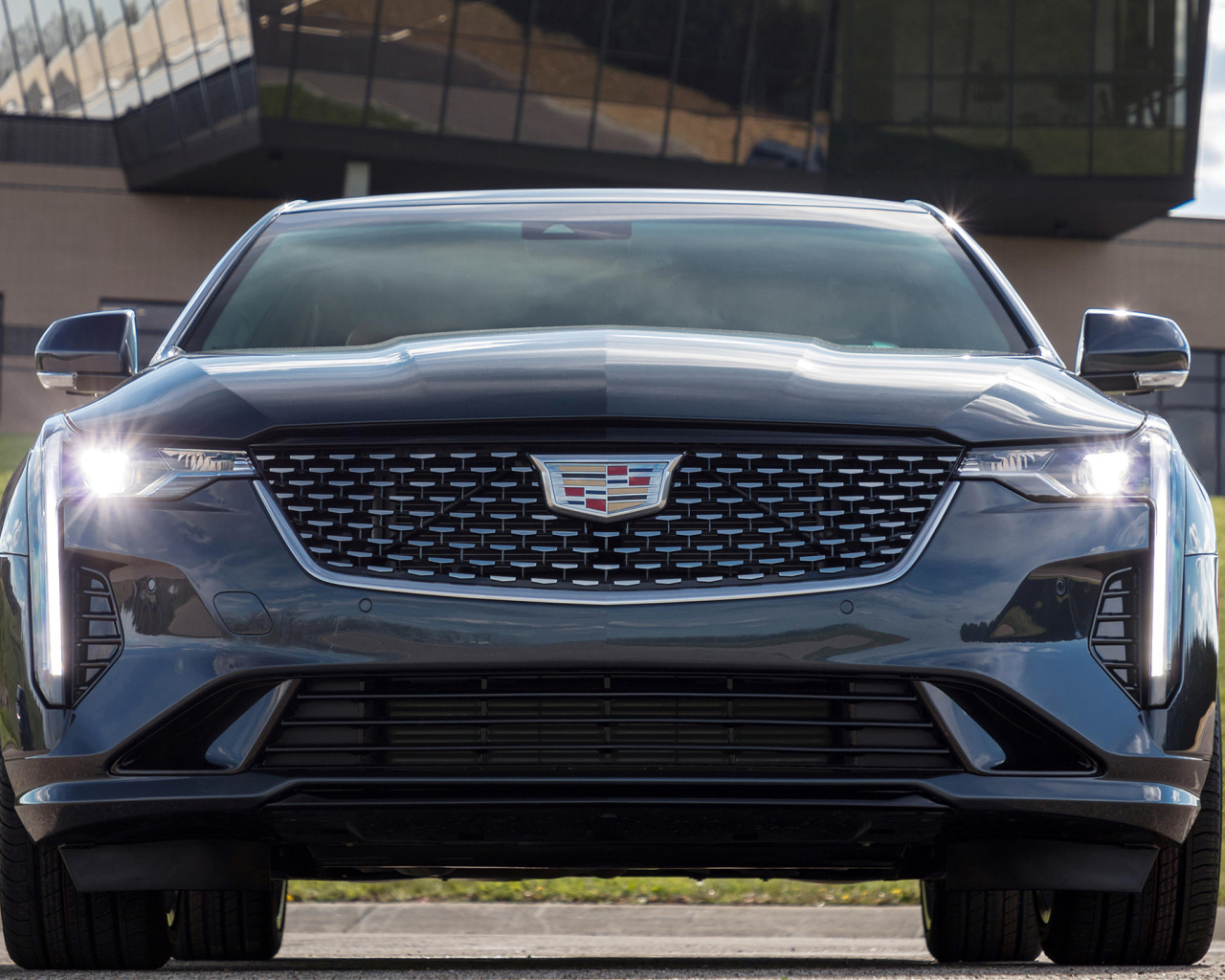 Черный стильный автомобиль Cadillac CT4 Premium Luxury, 2020 года