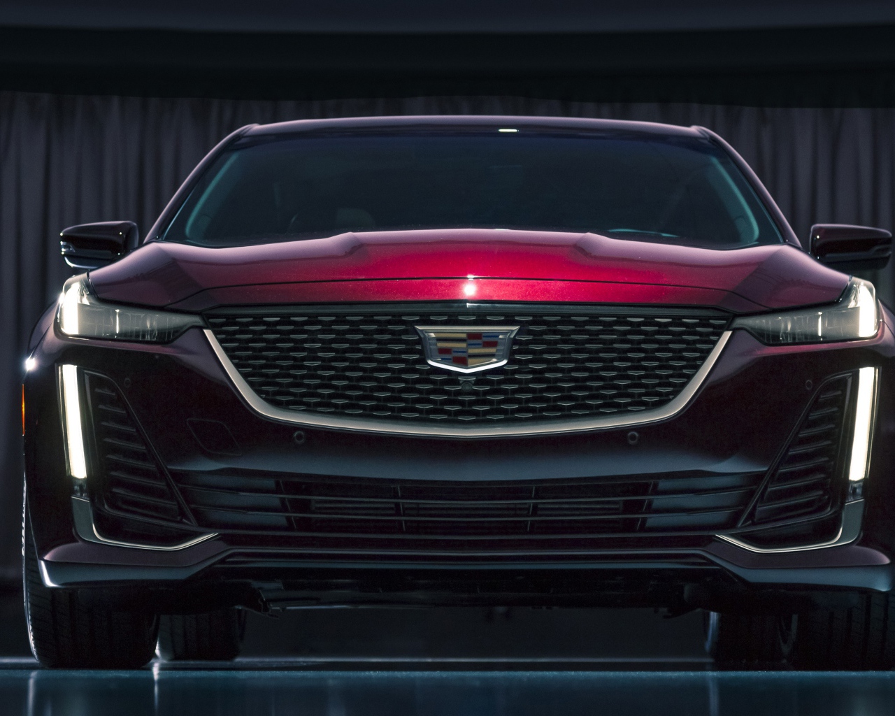 Автомобиль Cadillac CT5, 2020 года вид спереди