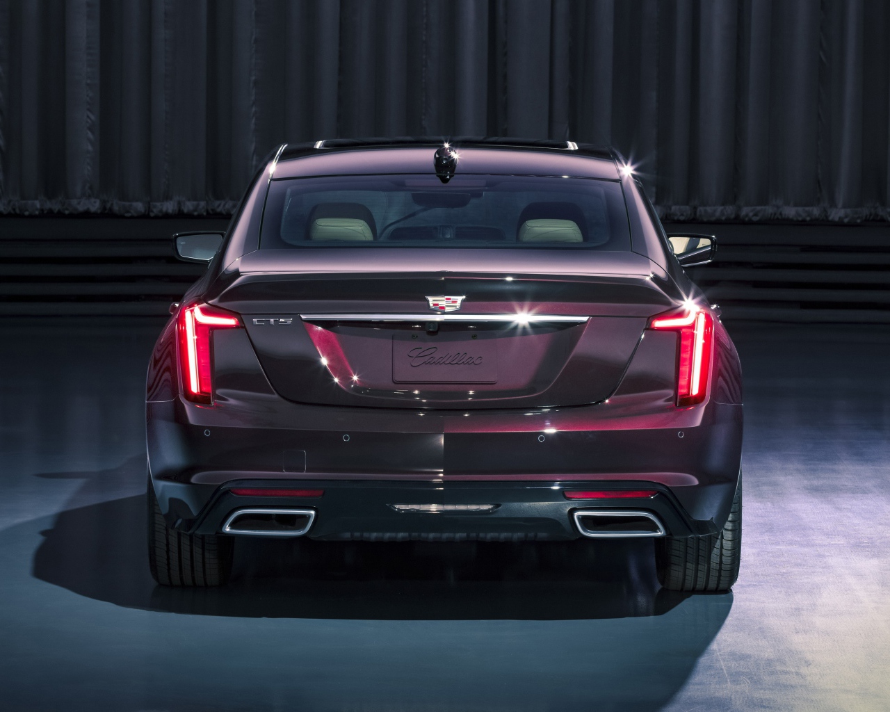 Автомобиль Cadillac CT5, 2020 года вид сзади 