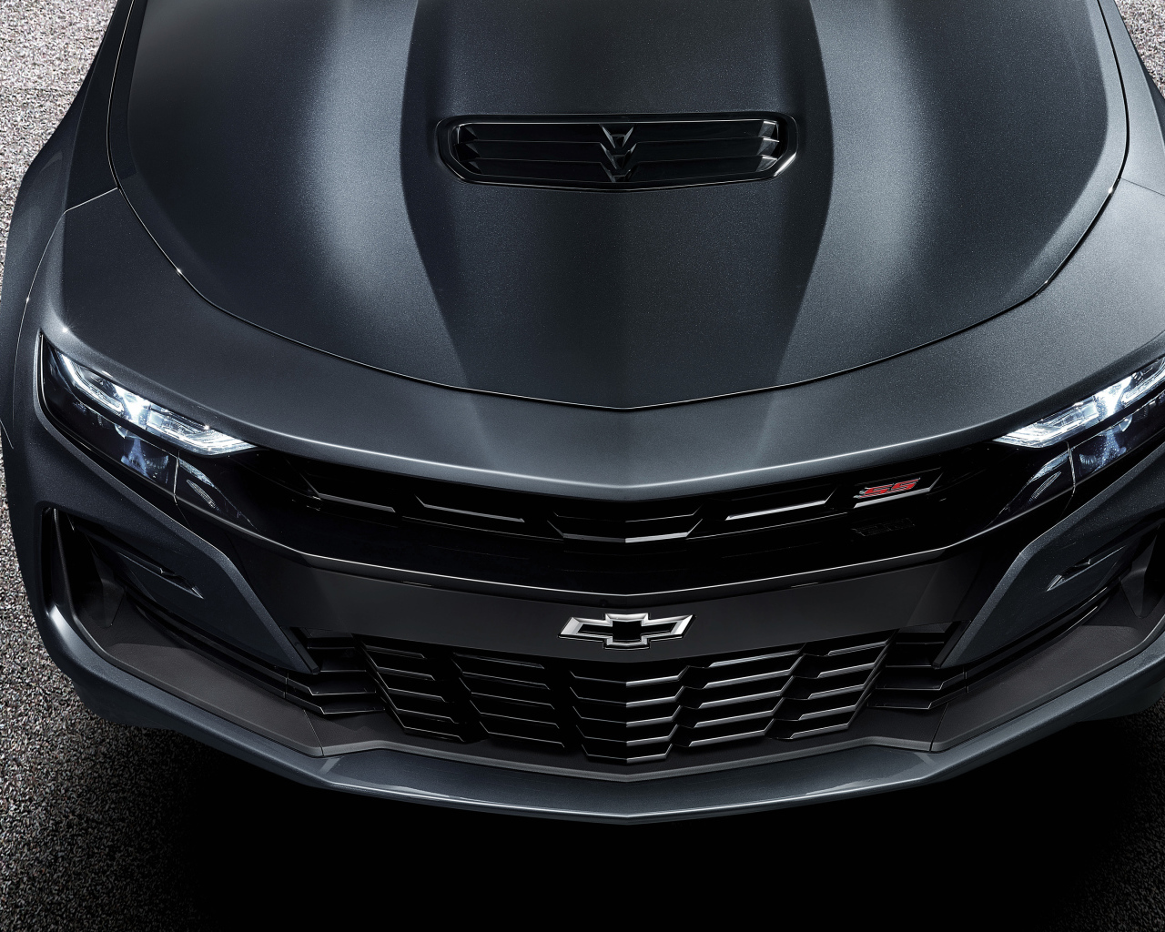 Передняя часть автомобиля Chevrolet Camaro SS 2019 года 