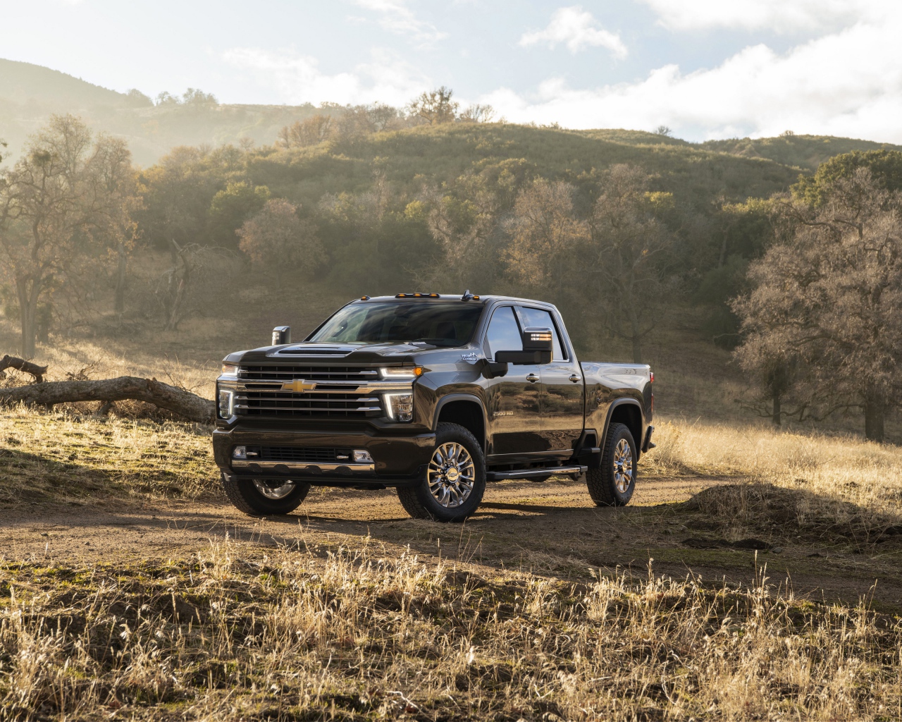 Черный автомобиль пикап Chevrolet Silverado