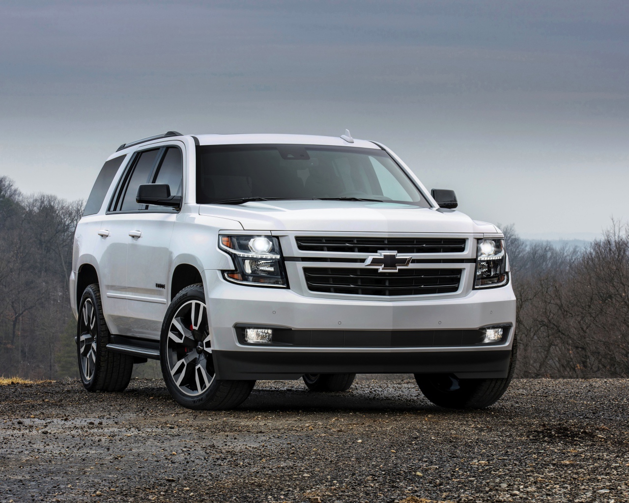 Белый внедорожник Chevrolet Tahoe