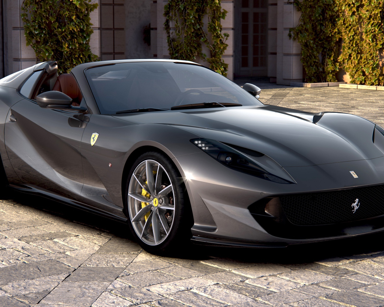 Быстрый кабриолет Ferrari 812 GTS 2019 года у дома