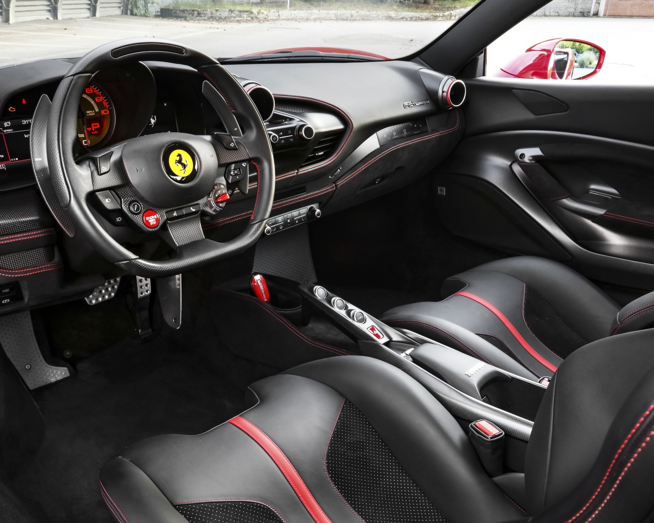 Черный кожаный салон автомобиля Ferrari F8 Tributo 2019 года