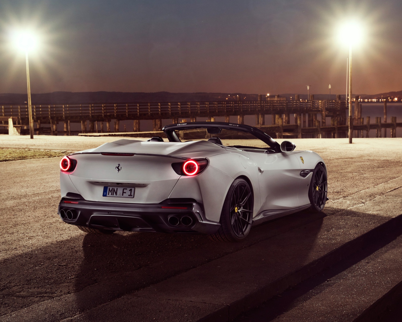 Автомобиль Ferrari Portofino 2019 года вид сзади