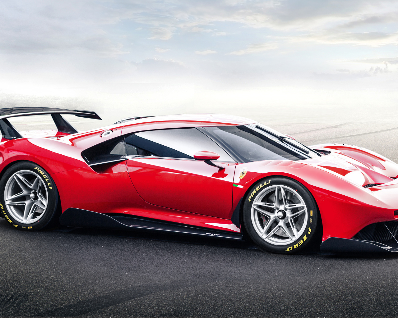 Быстрый дорогой красный автомобиль Ferrari P80C 2019 года