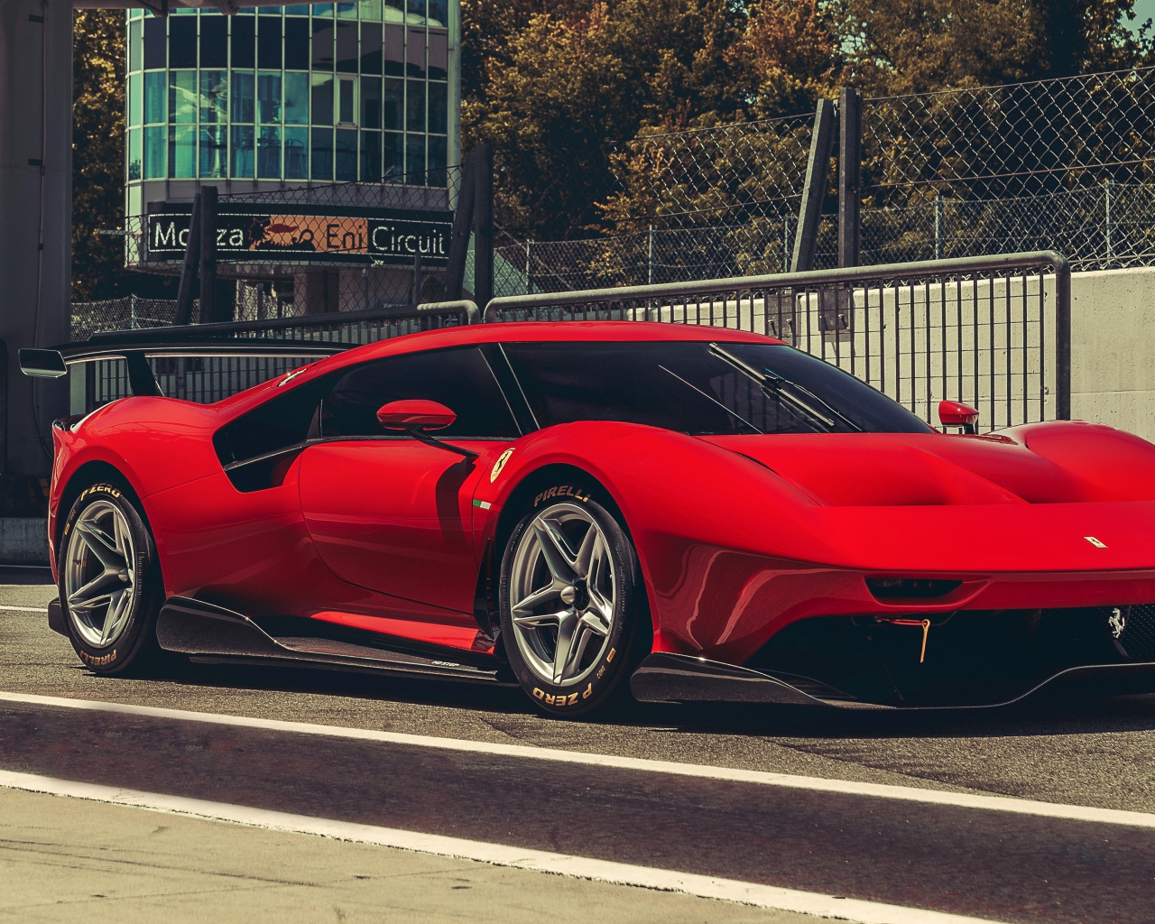 Красный быстрый дорогой автомобиль Ferrari P80C 2019 года